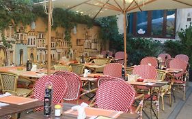 Studio Yellow - Piata Victoriei